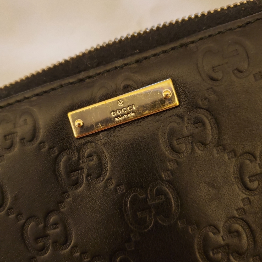 Authentic Gucci Signature Zip Around Wallet